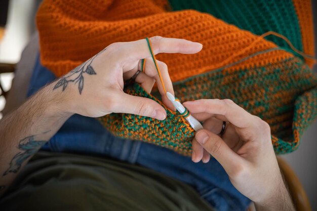 Мастерица вышивает узор на ткани