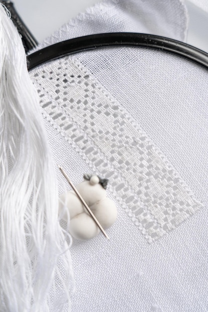 Вышитая салфетка крупным планом